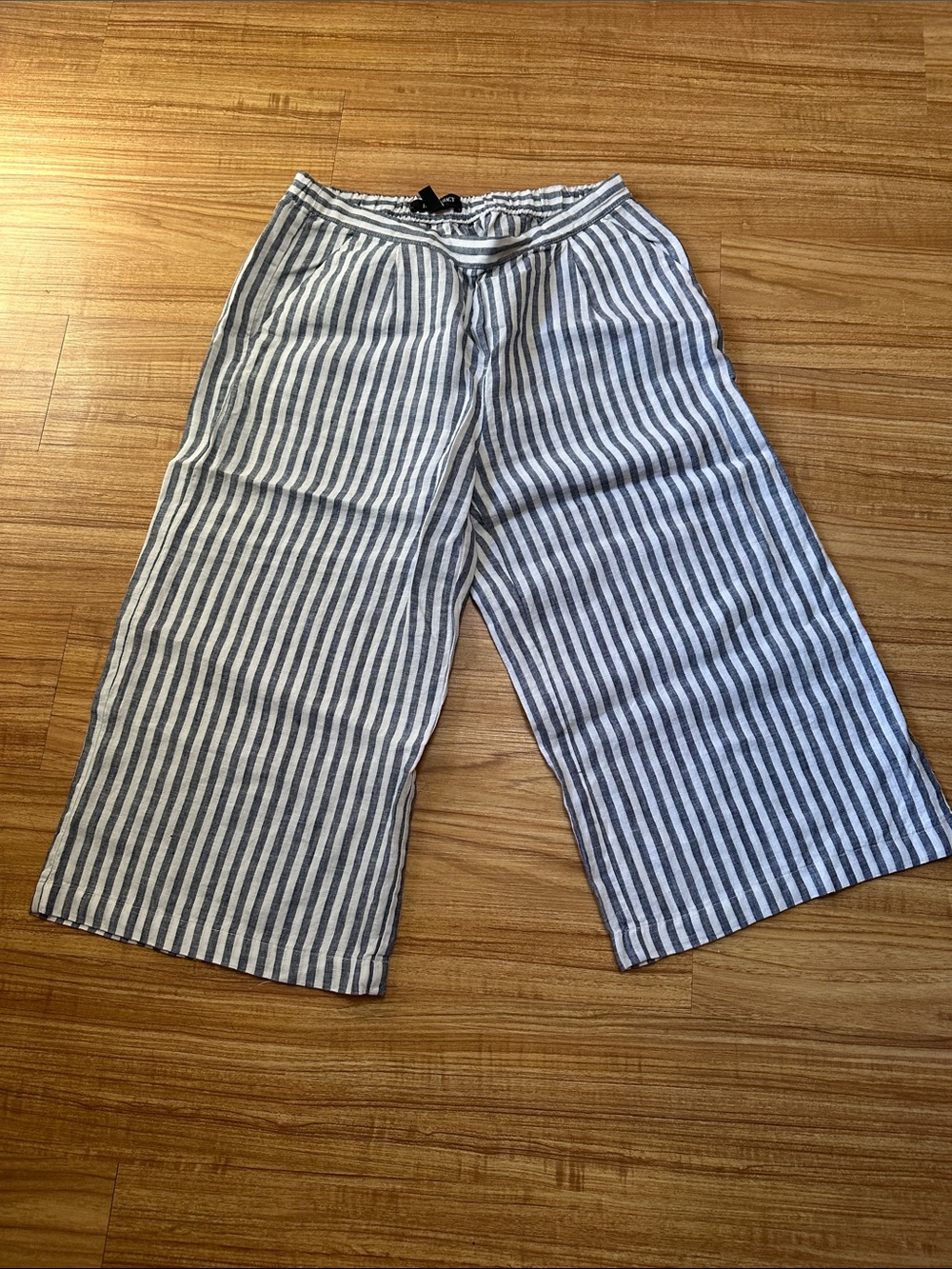 NWOT- Ellen Tracy cropped linen pants size small.